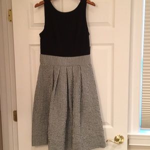 Classy black/white dress with a hint of sparkle!